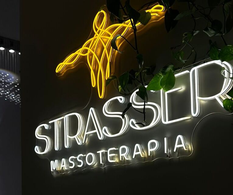 Letreiro neon Strasser Massoterapia
